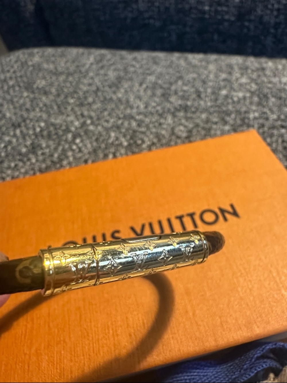 Louis Vuitton Confidential - Picture 2 of 2